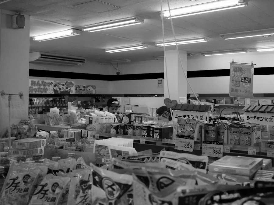 Productos organizados y expuestos en un establecimiento comercial