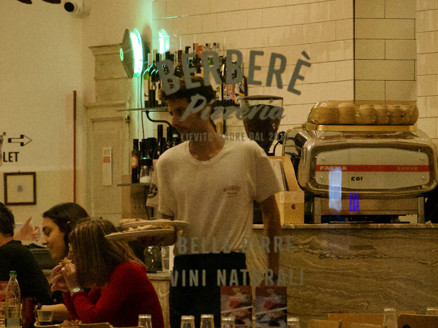 Personal atendiendo mesas en un restaurante