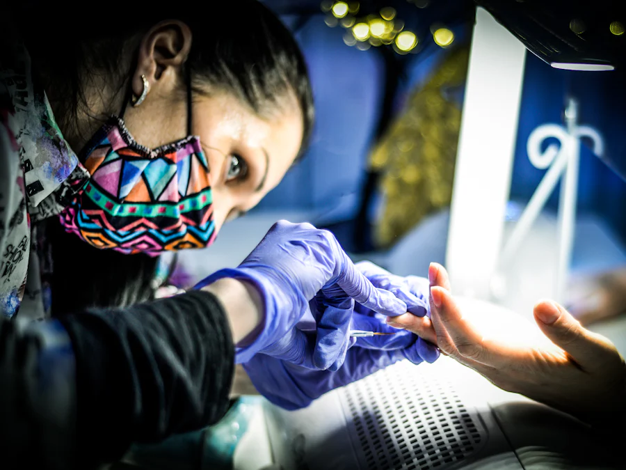 Profesional realizando un servicio de manicura