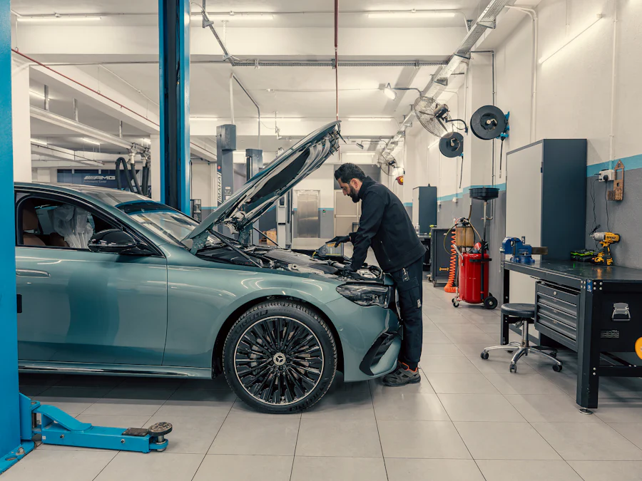 Mecánico revisando el motor de un vehículo en el taller
